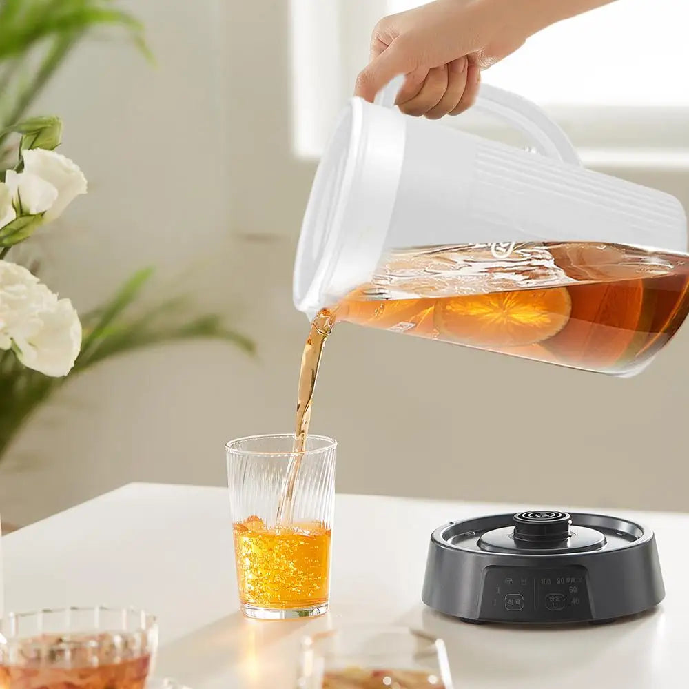 Large Beverage Pitcher With Lid 2.7L